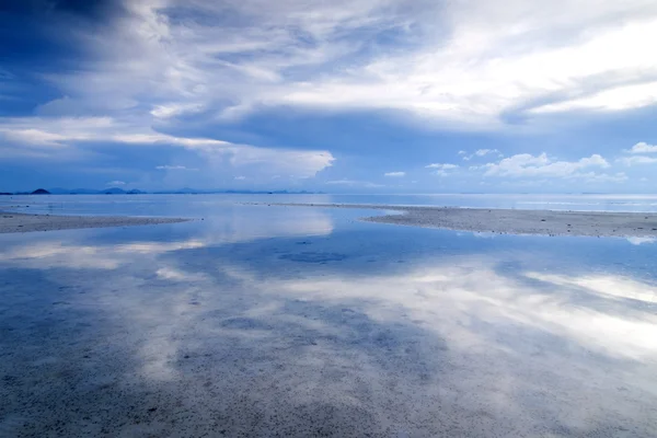 Tropikal deniz plaj güzel yansıması ile — Stok fotoğraf