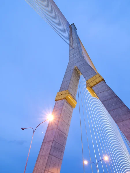 Mega-Schleuderbrücke, Rama 8, in Bangkok Thailand — Stockfoto