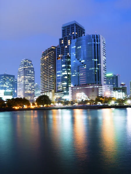 Bangkok city downtown på natten med reflektion över skyline, int. — Stockfoto