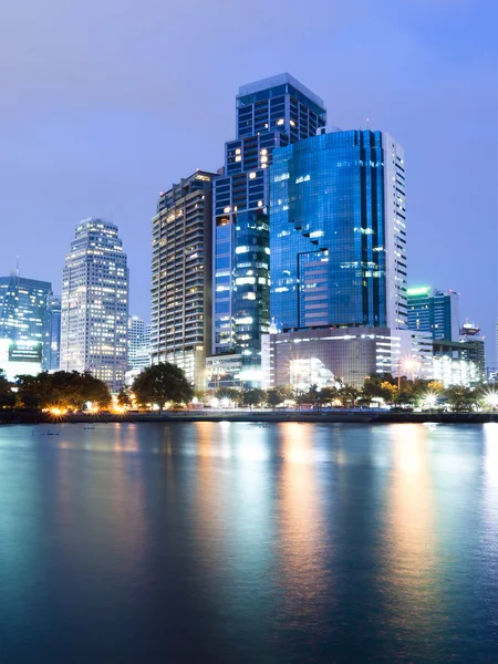 曼谷市市中心在晚上与反射的天际线，bangk — 图库照片