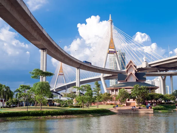 Ponte Bhumibol in Thailandia, Il ponte attraversa il Chao Phraya R — Foto Stock