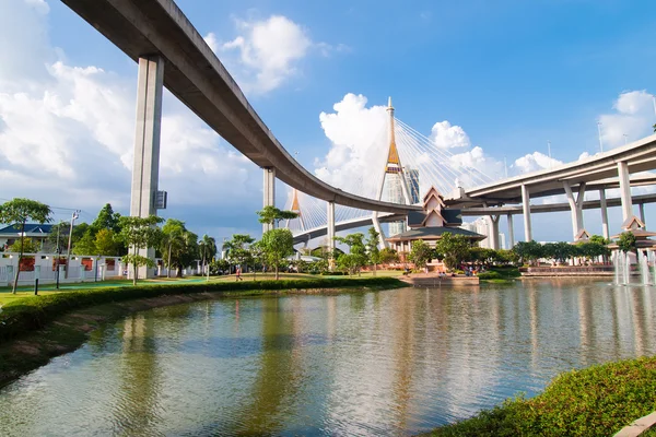 Bhumibol brug, de industriële ring road bridge in bangkok, thailand — Stockfoto