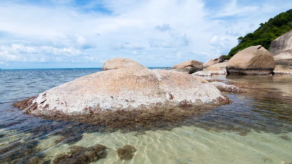 Thai island of Koh Samui. The pile of rocks on the beach — Stock Photo, Image