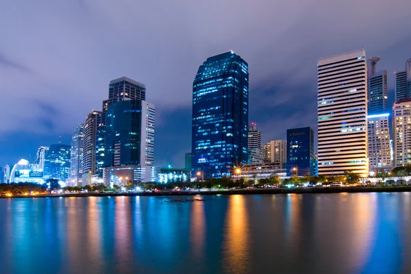 曼谷市市中心在晚上与反射的天际线，bangk — 图库照片