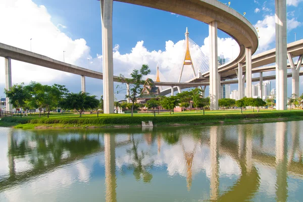 Puente de Bhumibol en Tailandia, El puente cruza el Chao Phraya R — Foto de Stock