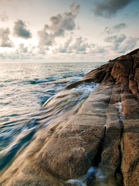 Hermoso paisaje marino. Mar y roca al atardecer —  Fotos de Stock