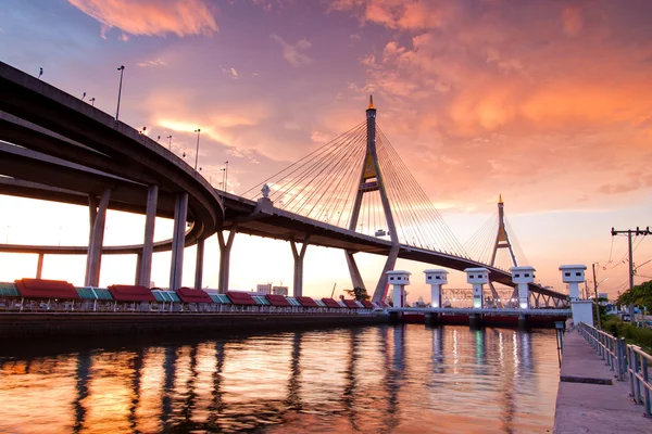 Puente de Bhumibol, el puente industrial de circunvalación de Bangkok. Lon. — Foto de Stock