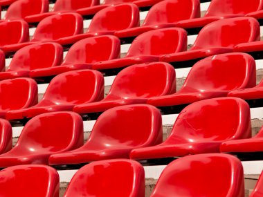 bir stadyumda düzenli kırmızı koltuk