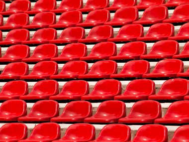 bir stadyumda düzenli kırmızı koltuk