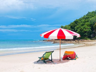 iki sandalye ve şemsiye tropik sahil samed Island, Tayland