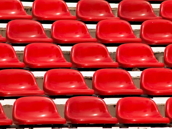 Pravidelné červené sedačky na stadionu — Stock fotografie