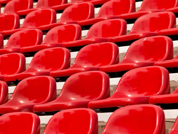 Pravidelné červené sedačky na stadionu — Stock fotografie