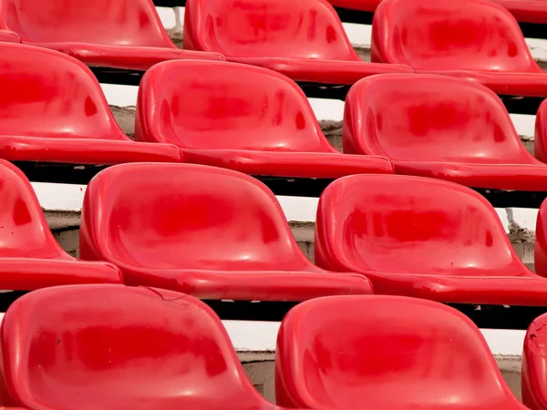 Pravidelné červené sedačky na stadionu — Stock fotografie