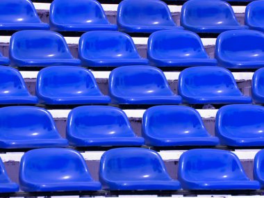 regelmatige blauwe zetels in een stadion