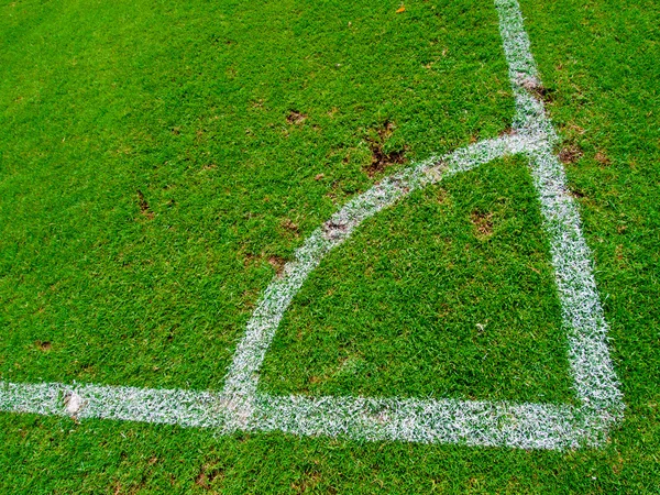 Groene voetbalveld, hoek kick van bovenaanzicht — Stockfoto