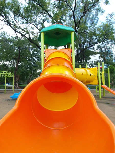 Bunter Spielplatz im Stadtpark. — Stockfoto