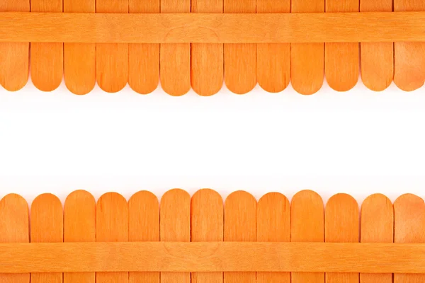 Beyaz arkaplanda turuncu ahşap çit — Stok fotoğraf