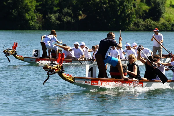 Drakenboot race in de rijn / Schweiz — Stockfoto