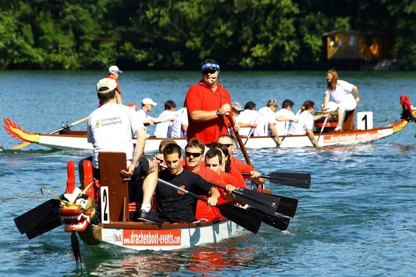 Dragon boat race i Rhen/Schweiz — Stockfoto