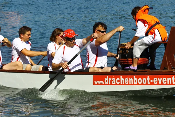 Sárkányhajó verseny a Rhine/Schweiz — Stock Fotó