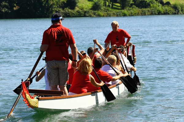 Dragon boat race v Porýní/Schweiz — Stock fotografie