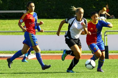 futbol oynayan kızlar