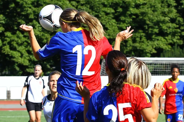 Κορίτσια να παίζουν ποδόσφαιρο — Φωτογραφία Αρχείου