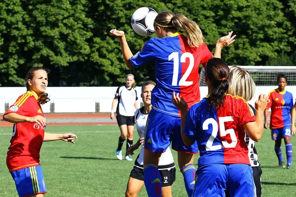 Κορίτσια να παίζουν ποδόσφαιρο — Φωτογραφία Αρχείου