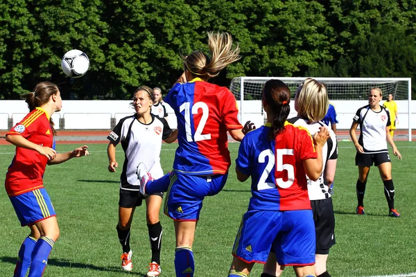 Meisjes spelen voetbal — Stockfoto