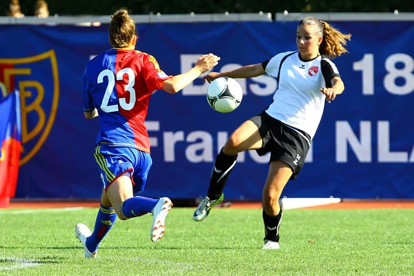 女孩子踢足球 — 图库照片