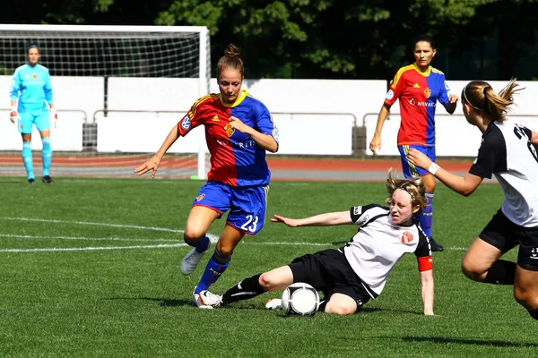 女孩子踢足球 — 图库照片