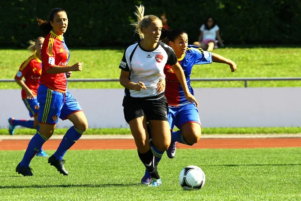 Meisjes spelen voetbal — Stockfoto