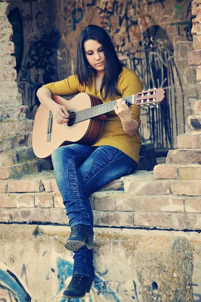 Młoda dziewczyna gra na gitarze Zdjęcie Stockowe