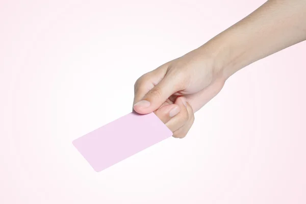 Mão dando cartão rosa em branco — Fotografia de Stock
