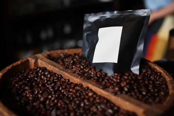 Kaffebönor med väska — Stockfoto