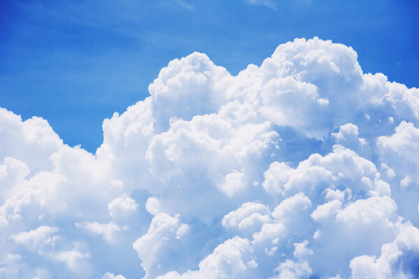 облако на голубом небе