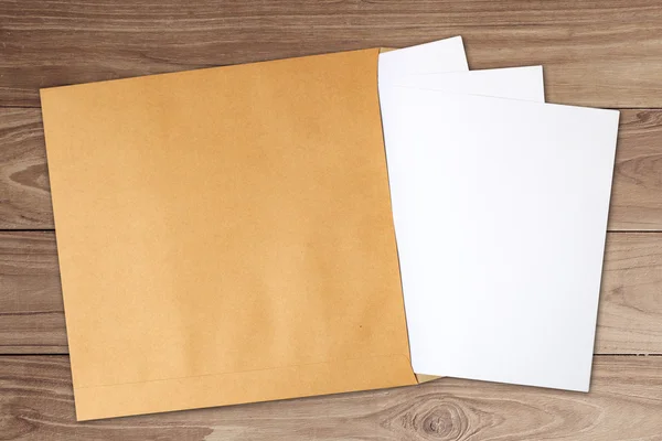 Papel no envelope — Fotografia de Stock