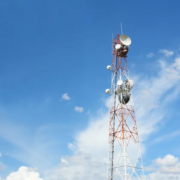 Antenne pole op blauwe hemel — Stockfoto