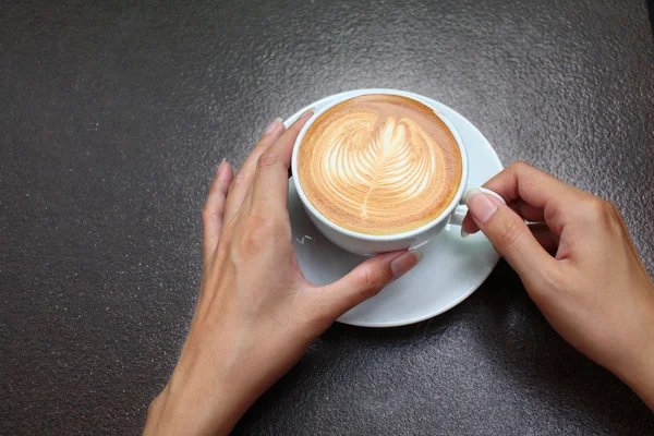 Ręka trzyma kubek kawy. — Zdjęcie stockowe