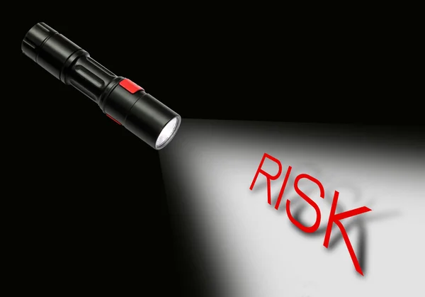 懐中電灯でリスクの概念 — ストック写真