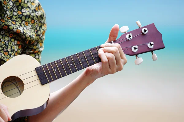Mão tocando guitarra — Fotografia de Stock