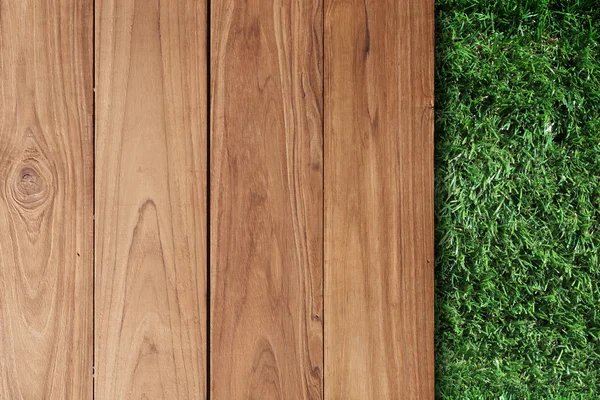 Holz auf Gras — Stockfoto