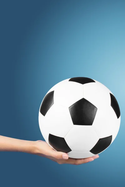 Fotboll boll i handen — Stockfoto