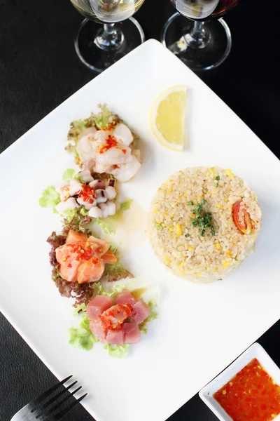 Smażony ryż z sasimi sałatka — Zdjęcie stockowe