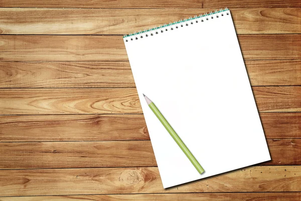 Cuaderno blanco y lápiz — Foto de Stock