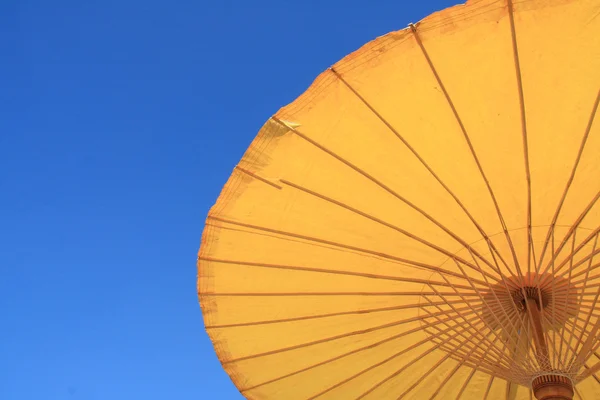 传统把黄色的雨伞 — 图库照片