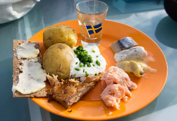 Traditionele Zweedse midzomer lunch — Stockfoto