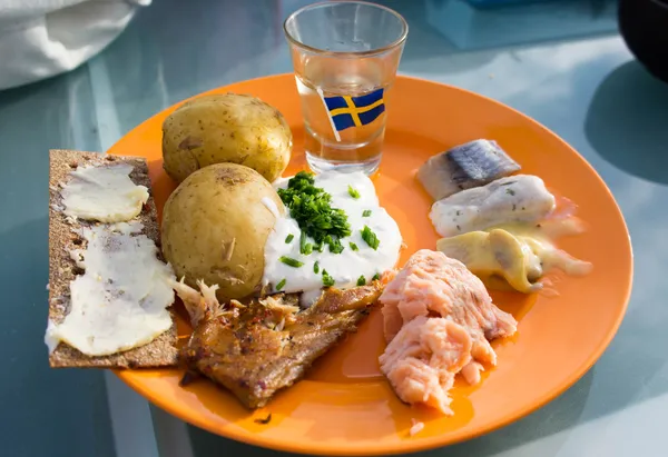Traditionele Zweedse midzomer lunch Rechtenvrije Stockfoto's