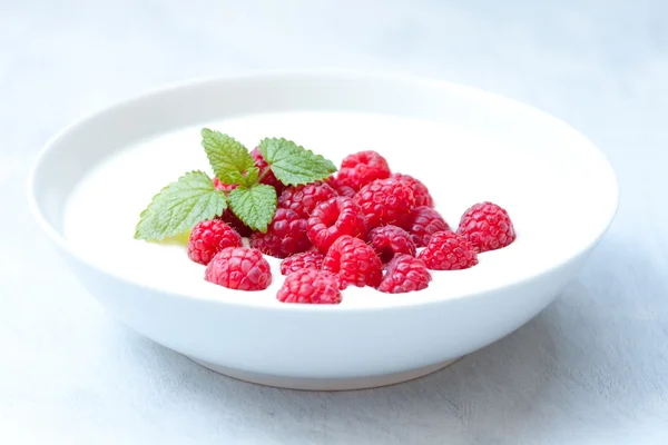 Yogurt and raspberries — Stock Photo, Image