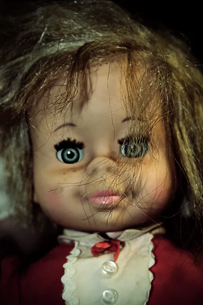 Старая страшная кукла — стоковое фото